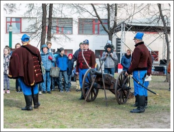 Váci nyargaló tüzérek Csepelen