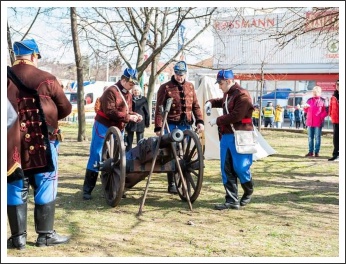 Váci nyargaló tüzérek Csepelen