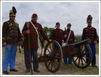 Kiképzés és hadijáték Komáromban (forrás: 2. Honvéd Zászlóalj)
